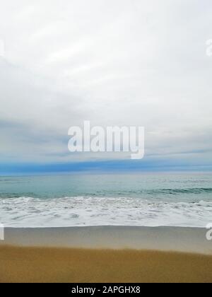 Immagine verticale di uno scenario perfetto di una spiaggia tropicale nella città di San Sebastian, Spagna Foto Stock