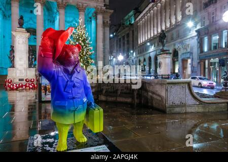 Londra, Regno Unito. Paddington Bear sera statua colorata vicino alla stazione di Bank e con una Bank of England visibile sullo sfondo con autobus rosso Foto Stock