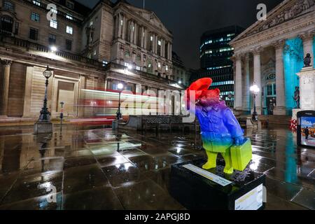 Londra, Regno Unito. Paddington Bear sera statua colorata vicino alla stazione di Bank e con una Bank of England visibile sullo sfondo con autobus rosso Foto Stock