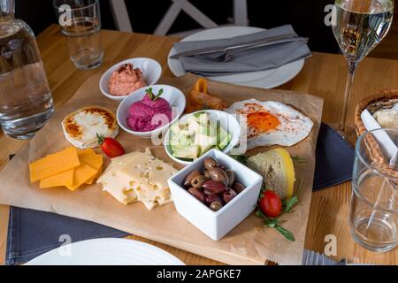 Tavolo da ristorante con una varietà di cibi e bevande. Foto Stock