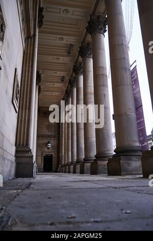 Leeds, REGNO UNITO - 11 gennaio 2020: Scatto verticale che guarda attraverso le colonne d'ingresso del municipio di leeds Foto Stock