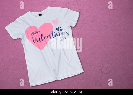 T-shirt da giorno di Happy Valentine, colore rosso bianco, icona cuore, sfondo isolato Foto Stock
