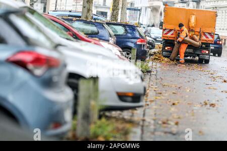 Lipsia, Germania. 18th novembre 2019. I dipendenti del servizio di pulizia della città di Lipsia rimuovono le foglie di platani da una strada nella periferia meridionale con un aspirapolvere a foglia. Credito: Jan Woitas/dpa-Zentralbild/ZB/dpa/Alamy Live News Foto Stock