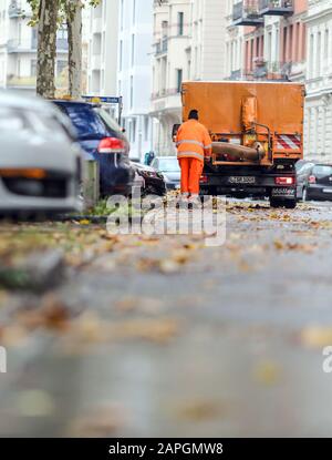 Lipsia, Germania. 18th novembre 2019. I dipendenti del servizio di pulizia della città di Lipsia rimuovono le foglie di platani da una strada nella periferia meridionale con un aspirapolvere a foglia. Credito: Jan Woitas/dpa-Zentralbild/ZB/dpa/Alamy Live News Foto Stock