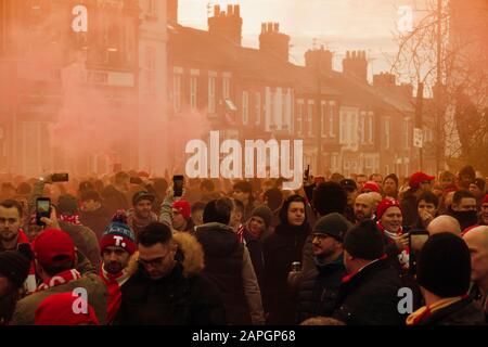 I sostenitori di Liverpool danno al coach una fantastica accoglienza mentre arrivano per la partita della Premier League contro il Manchester United ad Anfield. Foto Stock