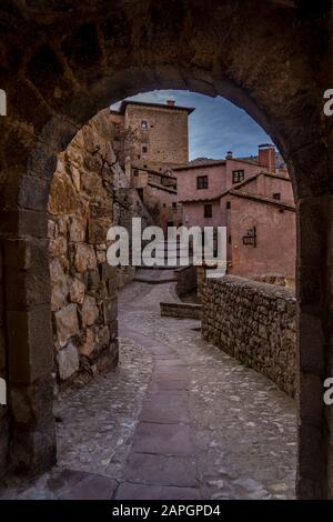 Veduta panoramica aerea di Albarracin in Teruel Spagna, con case medievali in terracotta arenaria rossa, castello moresco e antiche mura della città votato più b Foto Stock