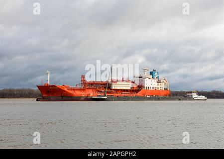 Stade, Germania - 22 gennaio 2020: Petroliera ESHIPS DANA e petroliera VANQUISH ormeggiata sul fiume Elba Foto Stock