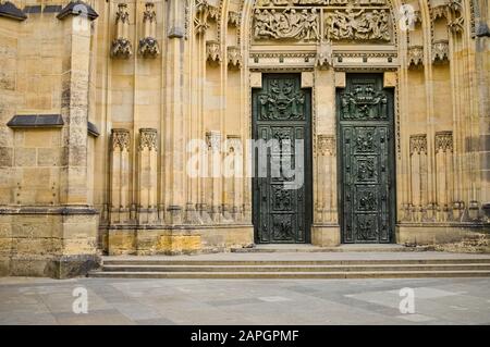 Porte medievali di una cattedrale gotica con colonne e decorazioni (Praga, Repubblica Ceca, Europa) Foto Stock