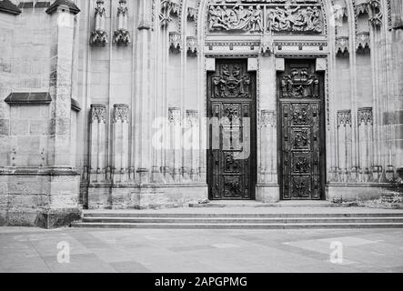 Porte medievali di una cattedrale gotica con colonne e decorazioni (Praga, Repubblica Ceca, Europa) Foto Stock