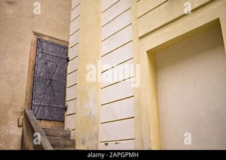 Porta medievale isolata in un angolo dell'edificio in cima a scale di legno (Praga, Repubblica Ceca, Europa) Foto Stock