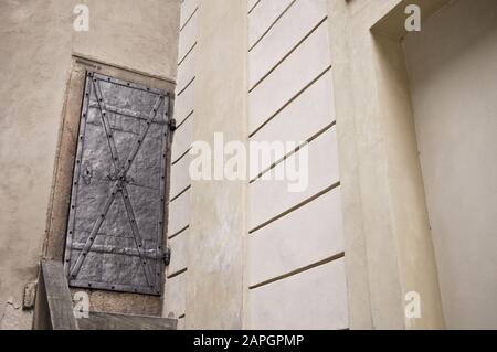Porta medievale isolata in un angolo dell'edificio in cima a scale di legno (Praga, Repubblica Ceca, Europa) Foto Stock