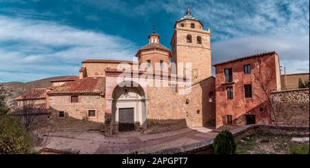 Vista della cattedrale di salvador chiesa cattolica in Albarracin Spagna dietro gli archi del comune edificio Foto Stock