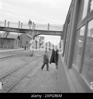 Medio Oriente 1950-1955: Viaggio in treno da Amman a Damasco Descrizione: Conductor dà un segnale di partenza a una stazione Data: 1950 luogo: Giordania, Siria Parole Chiave: Conduttori, passaggi pedonali, treni, segnali di partenza Foto Stock