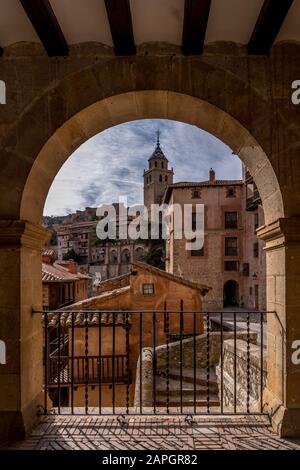 Vista della cattedrale di salvador chiesa cattolica in Albarracin Spagna dietro gli archi del comune edificio Foto Stock