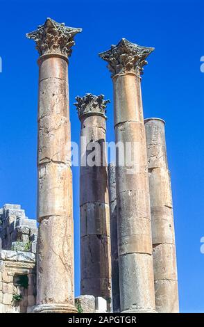 Giordania. Colonne in pietra autoportanti sono tutte quelle che rimangono nell'antica città romana di Jerash non lontano dalla capitale della Giordania di Amman in Medio Oriente Foto Stock