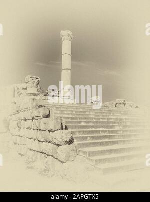 Giordania. Colonne in pietra autoportante in bianco e nero è tutto ciò che rimane dell'antica città romana di Jerash non lontano dalla capitale della Giordania di Amman in Medio Oriente Foto Stock