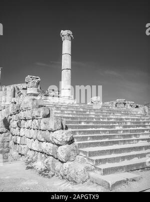 Giordania. Colonne in pietra autoportante in bianco e nero è tutto ciò che rimane dell'antica città romana di Jerash non lontano dalla capitale della Giordania di Amman in Medio Oriente Foto Stock