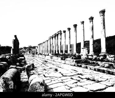 Giordania. Colonnati in pietra liberi in bianco e nero sulla via principale dell'antica città romana di Jerash non lontano dalla capitale della Giordania di Amman in Medio Oriente Foto Stock