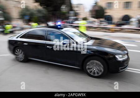 Gerusalemme, Israele. 23rd Gen 2020. La limousine del presidente federale Frank-Walter Steinmeier guida dal King David Hotel al 5th World Holocaust Forum 'Remembering the Holocaust: Fighting Antisemiism' a Yad Vashem. Il Presidente federale Steinmeier e sua moglie saranno in Israele per due giorni in occasione della commemorazione della liberazione del campo di concentramento di Auschwitz 75 anni fa. Credito: Bernd Von Jutrczenka/Dpa/Alamy Live News Foto Stock