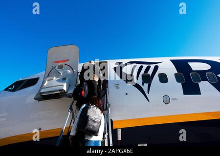 Alicante, Spagna 11 gennaio 2020 - Passeggeri che salon su volo Ryanair Foto Stock