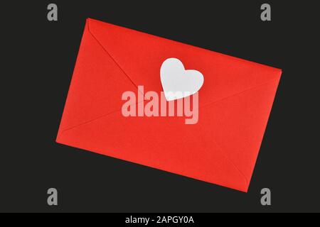 Retro della lettera d'amore rossa con cuore bianco su sfondo nero Foto Stock
