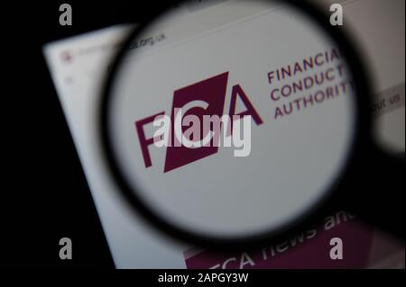 Il sito web della Financial Conduct Authority visto attraverso una lente d'ingrandimento Foto Stock