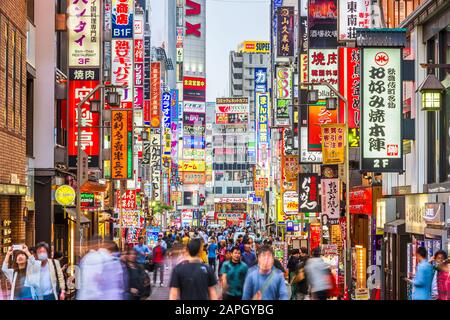 TOKYO, Giappone - 7 Maggio 2017: folle passano attraverso Kabukicho nel quartiere di Shinjuku. La zona è un divertimento e il quartiere a luci rosse. Foto Stock