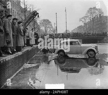 Auto hit accidentalmente sul canale congelato vicino al ponte Utrechtsestraat ad Amsterdam Data: 15 febbraio 1954 luogo: Amsterdam, Noord-Holland Parole Chiave: Automobili, canali, ghiaccio, incidenti stradali, inverni Foto Stock