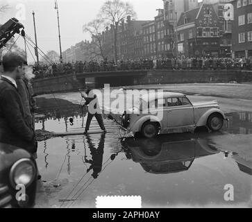 Auto hit accidentalmente sul canale congelato vicino al ponte Utrechtsestraat ad Amsterdam Data: 15 febbraio 1954 luogo: Amsterdam, Noord-Holland Parole Chiave: Automobili, canali, ghiaccio, incidenti stradali, inverni Foto Stock