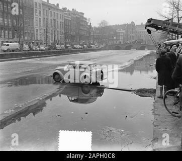 Auto hit accidentalmente sul canale congelato vicino al ponte Utrechtsestraat ad Amsterdam Data: 15 febbraio 1954 luogo: Amsterdam, Noord-Holland Parole Chiave: Automobili, canali, ghiaccio, incidenti stradali, inverni Foto Stock