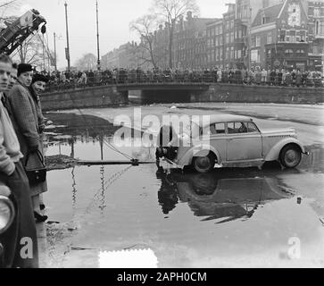 Auto hit accidentalmente sul canale congelato vicino al ponte Utrechtsestraat ad Amsterdam Data: 15 febbraio 1954 luogo: Amsterdam, Noord-Holland Parole Chiave: Automobili, canali, ghiaccio, incidenti stradali, inverni Foto Stock