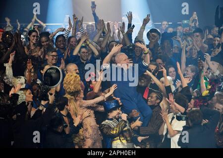 (200123) -- PARIGI, 23 gennaio 2020 (Xinhua) -- il designer Jean Paul Gaultier saluta il pubblico delle sue collezioni di Haute Couture Primavera/Estate 2020 durante la Paris Fashion Week a Parigi, Francia, il 22 gennaio 2020. (Foto Di Piero Biasion/Xinhua) Foto Stock