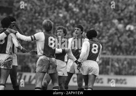 AJAX contro Haarlem 4-1 con Johan Cruyff Descrizione: Cruijff si congratula Vanenburg (visto sul retro) e Wim Janssen dopo un obiettivo Data: 6 dicembre 1981 Località: Amsterdam, Noord-Holland Parole Chiave: Sport, calcio, calciatori Nome personale: Cruijff, Johan, Janssen, Wim, Vanenburg, Gerald Foto Stock