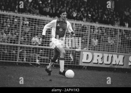 AJAX contro Haarlem 4-1 con Johan Cruyff Descrizione: Cruijff con la palla Data: 6 dicembre 1981 Località: Amsterdam, Noord-Holland Parole Chiave: Sport, calcio, calciatori Nome personale: Cruijff, Johan Foto Stock