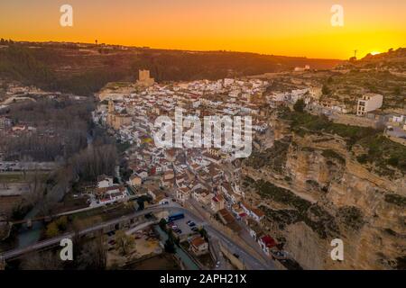 Tramonto panorama aereo vista del borgo storico medievale di Alcala del Jucar con case bianche e un castello su una roccia nella provincia di Albacete Castill Foto Stock