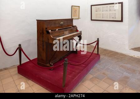 Mallorca, Spagna - 7 maggio 2019: Pianoforte nel museo del pianista Fryderyk Chopin. Chopin visse a Valldemossa durante l'inverno del 1838-1839. Mallorca, S. Foto Stock