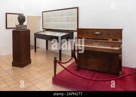 Mallorca, Spagna - 7 maggio 2019: Pianoforte nel museo del pianista Fryderyk Chopin. Chopin visse a Valldemossa durante l'inverno del 1838-1839. Mallorca, S. Foto Stock