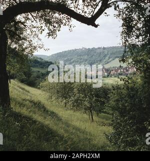 Hohenloher Land Descrizione: Valle del Jagst con Langenburg e il castello sulla collina e Bächlingen nella valle Annotazione: Questa è una foto a colori Data: 1 gennaio 1953 Località: Baden-Württemberg, Bächlingen, Germania, Germania Ovest Parole Chiave: Villaggi, castelli, panorami, fiumi Foto Stock