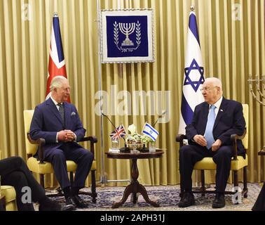 Gerusalemme, Israele. 23rd Gen 2020. L) altezza reale della Gran Bretagna il principe Carlo e il presidente israeliano Reuven Rivlin fanno dichiarazioni nella residenza presidenziale di Gerusalemme, prima del quinto Forum mondiale sull'olocausto, giovedì 23 gennaio 2020. I leader mondiali si sono riuniti a Gerusalemme per commemorare l'Olocausto e il 75° anniversario della liberazione del campo di concentramento di Auschwitz Birkenau. Foto di Debbie Hill/UPI Credit: UPI/Alamy Live News Foto Stock