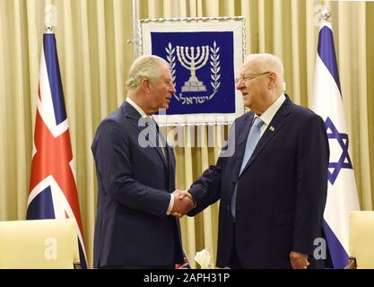 Gerusalemme, Israele. 23rd Gen 2020. L) altezza reale della Gran Bretagna il principe Carlo stringe le mani con ( R) il presidente israeliano Reuven Rivlin nella residenza presidenziale di Gerusalemme, davanti al quinto Forum mondiale sull'olocausto, giovedì 23 gennaio 2020. I leader mondiali si sono riuniti a Gerusalemme per commemorare l'Olocausto e il 75° anniversario della liberazione del campo di concentramento di Auschwitz Birkenau. Foto di Debbie Hill/UPI Credit: UPI/Alamy Live News Foto Stock