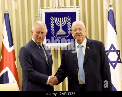 Gerusalemme, Israele. 23rd Gen 2020. L) altezza reale della Gran Bretagna il principe Carlo stringe le mani con ( R) il presidente israeliano Reuven Rivlin nella residenza presidenziale di Gerusalemme, davanti al quinto Forum mondiale sull'olocausto, giovedì 23 gennaio 2020. I leader mondiali si sono riuniti a Gerusalemme per commemorare l'Olocausto e il 75° anniversario della liberazione del campo di concentramento di Auschwitz Birkenau. Foto di Debbie Hill/UPI Credit: UPI/Alamy Live News Foto Stock