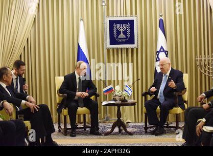 Gerusalemme, Israele. 23rd Gen 2020. (L)il presidente russo Vladimir Putin e( R) il presidente israeliano Reuven Rivlin fa dichiarazioni nella residenza presidenziale di Gerusalemme, prima del quinto Forum mondiale sull'olocausto, giovedì 23 gennaio 2020. I leader mondiali si sono riuniti a Gerusalemme per commemorare l'Olocausto e il 75° anniversario della liberazione del campo di concentramento di Auschwitz Birkenau. Foto di Debbie Hill/UPI Credit: UPI/Alamy Live News Foto Stock