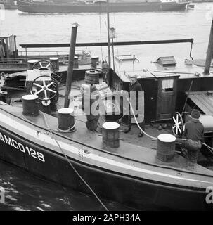 Navigazione sul Reno, reportage su come vivere e lavorare a bordo di una nave del Reno Descrizione: Damco 128 è attaccato al rimorchiatore con cavi d'acciaio (strani) Data: 1 aprile 1955 Parole Chiave: Vie d'acqua interne, cavi, fiumi, skipper Foto Stock