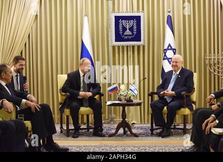 Gerusalemme, Israele. 23rd Gen 2020. (L)il presidente russo Vladimir Putin e ( R) il presidente israeliano Reuven Rivlin fanno dichiarazioni nella residenza presidenziale di Gerusalemme, prima del quinto Forum mondiale sull'olocausto, giovedì 23 gennaio 2020. I leader mondiali si sono riuniti a Gerusalemme per commemorare l'Olocausto e il 75° anniversario della liberazione del campo di concentramento di Auschwitz Birkenau. Foto di Debbie Hill/UPI Credit: UPI/Alamy Live News Foto Stock