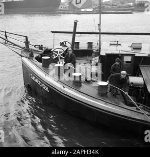 Navigazione sul Reno, reportage su come vivere e lavorare a bordo di una nave del Reno Descrizione: Damco 128 è attaccato al rimorchiatore con cavi d'acciaio (strani) Data: 1 aprile 1955 Parole Chiave: Vie d'acqua interne, cavi, fiumi, skipper Foto Stock