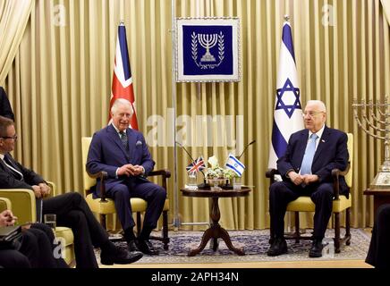 Gerusalemme, Israele. 23rd Gen 2020. L) altezza reale della Gran Bretagna il principe Carlo e il presidente israeliano Reuven Rivlin fanno dichiarazioni nella residenza presidenziale di Gerusalemme, prima del quinto Forum mondiale sull'olocausto, giovedì 23 gennaio 2020. I leader mondiali si sono riuniti a Gerusalemme per commemorare l'Olocausto e il 75° anniversario della liberazione del campo di concentramento di Auschwitz Birkenau. Foto di Debbie Hill/UPI Credit: UPI/Alamy Live News Foto Stock