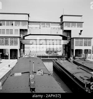 Navigazione sul Reno, rapporto dalla nave a motore Damco 230: Francia Descrizione: Damco 230 nella serratura nel Canal Grande d'Alsace vicino Kembs Data: 1 Aprile 1955 Ubicazione: Francia, Kembs Parole Chiave: Vie navigabili interne, canali, serrature Foto Stock