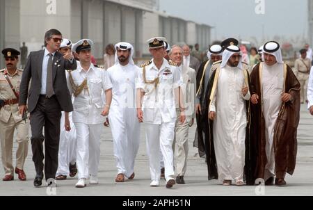 A sinistra-Colin Trimming, Patrick Jefson Secondo da sinistra e Prince Charles - centro Visita HMS Hermione, Dubai Marzo 1989 Foto Stock