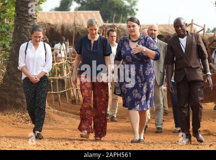 La contessa di Wessex è unita dal Principal Joko Venn (a destra) e da Kobi Bentley (a destra), capo del DFID in Sierra Leone, durante la sua visita alla Russell Technical Secondary School, Russell, Sierra Leone, il secondo giorno della sua visita in Sierra Leone. Foto Stock