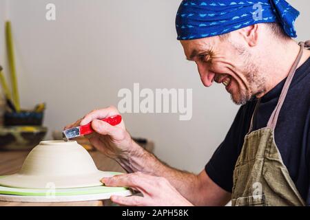 Potter artista finitura opere su nuova mano fatta tazza, concetto di piccola arte di affari, poco profondo debito di campo Foto Stock